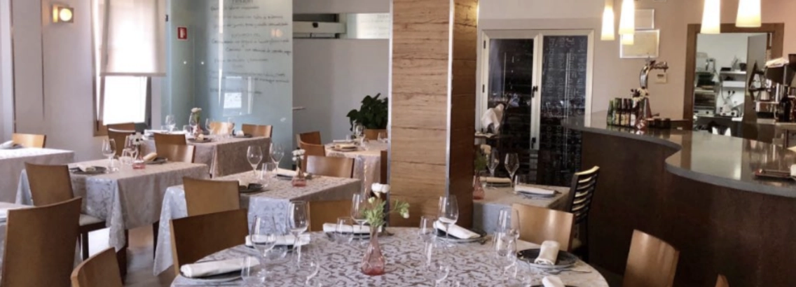 Elegant restaurant interior with tables, restaurant Casa Araez