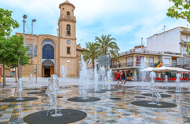 Fountain in lively town square in Pilar de la Horadada