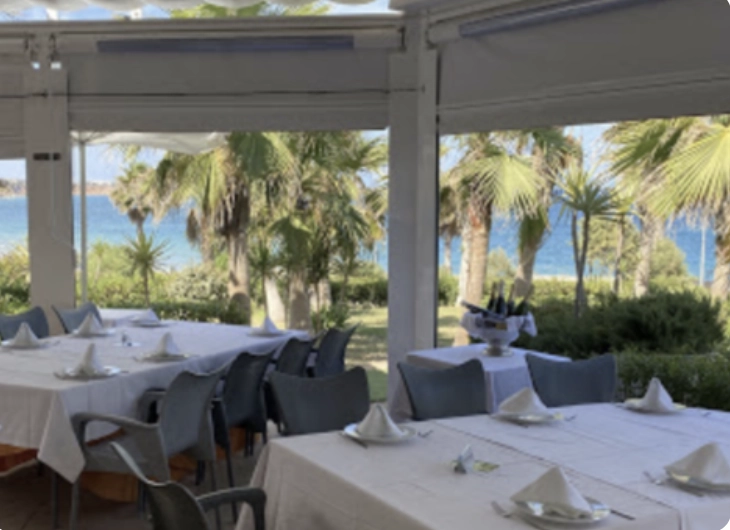 Seaside restaurant with elegant table settings in Mil Palmeras