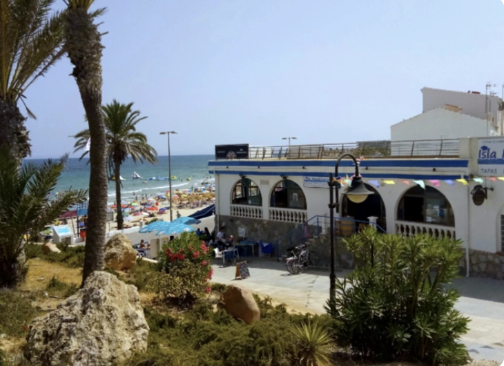 Beachside restaurant with vibrant atmosphere in Mil Palmeras