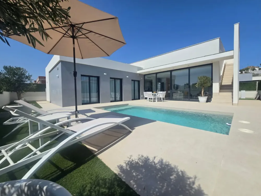 Modern coastal villa with pool & solarium for sale in Almeria