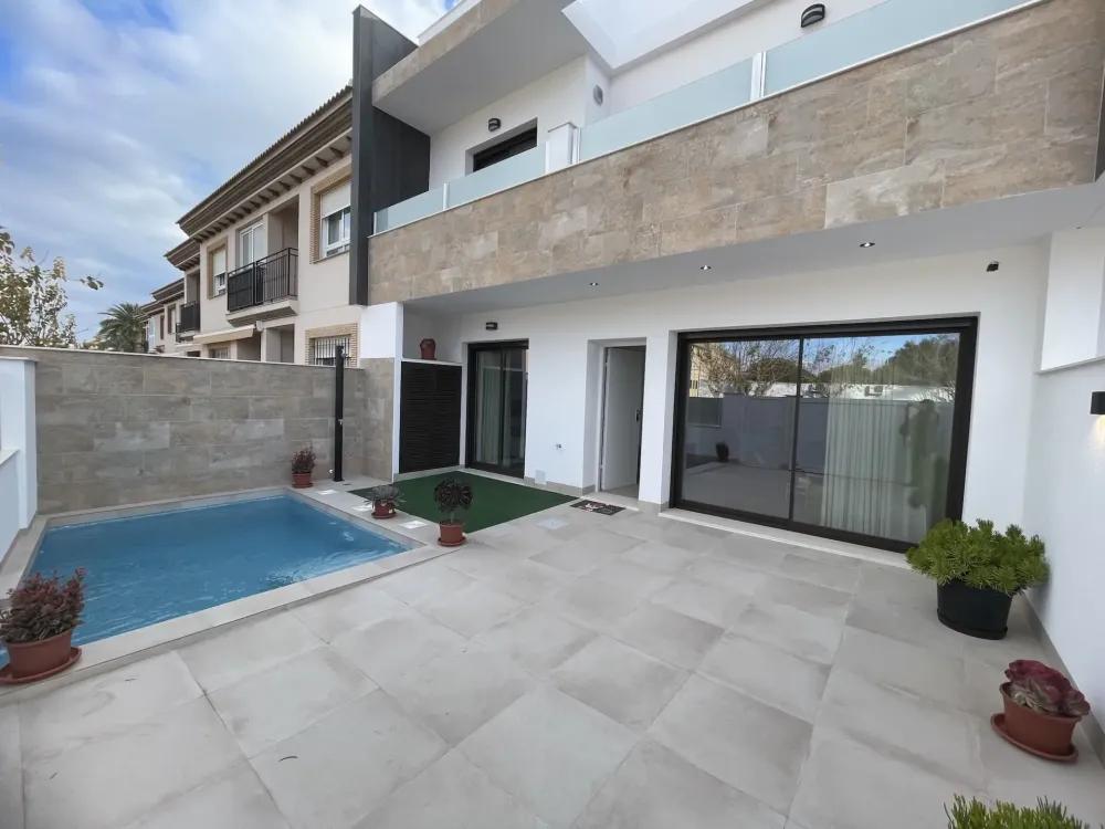 Villa jumelée avec piscine et toit-terrasse à vendre à San Pedro del Pinatar