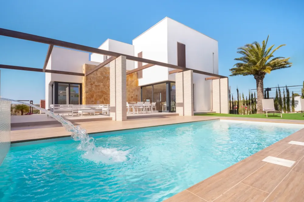 Luxuriöse Villa mit 4 Schlafzimmern zu verkaufen, nur 2 Minuten vom Strand in Campoamor entfernt.