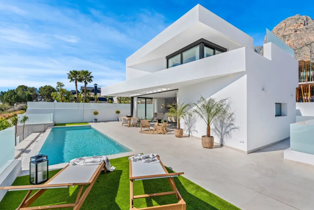 Modern villa with basement, swimming pool, and fantastic panoramic views in Polop