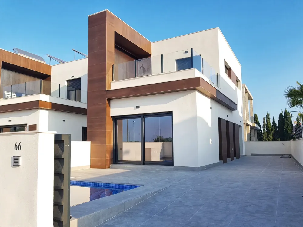 Semi-detached villa with private pool for sale in Daya Nueva