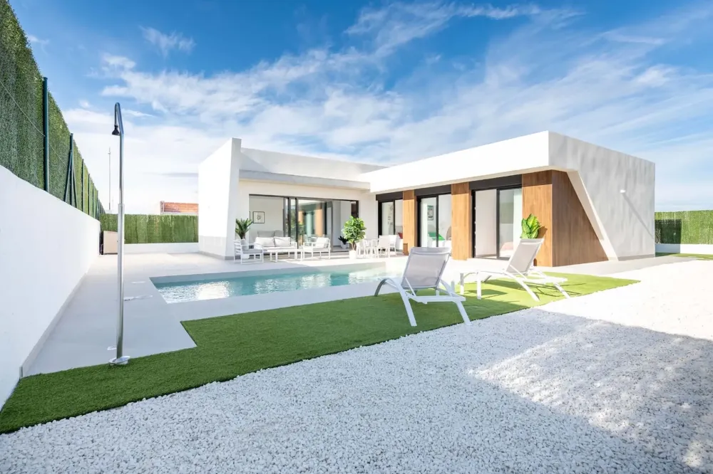 Moderne gelijkvloerse villa met zwembad te koop in Calasparra