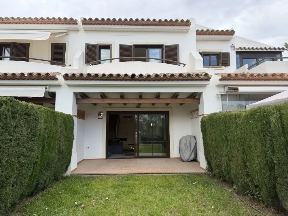 Modern 3-bedroom townhouse for sale in Sierra Cortina
