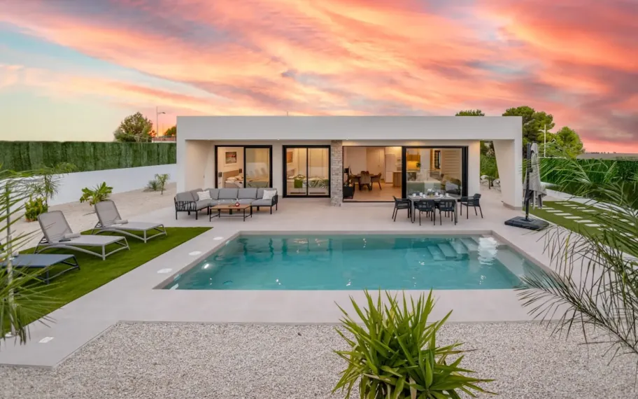 Peaceful one level villa with pool and mountain views for sale in Calasparra