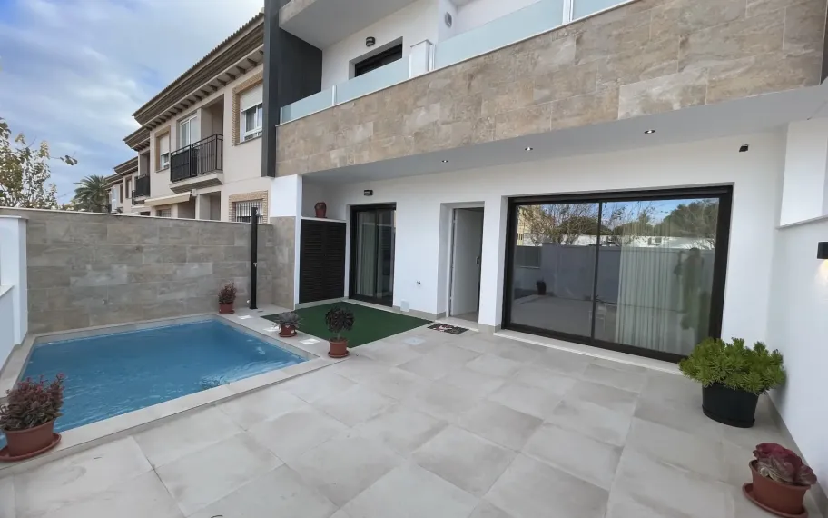 Halfvrijstaande villa met zwembad en dakterras te koop in San Pedro del Pinatar