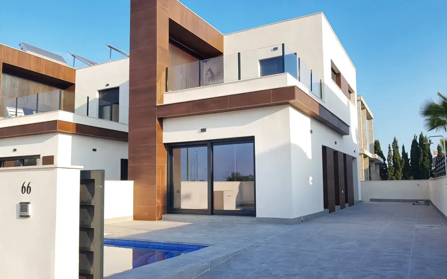 Semi-detached villa with private pool for sale in Daya Nueva