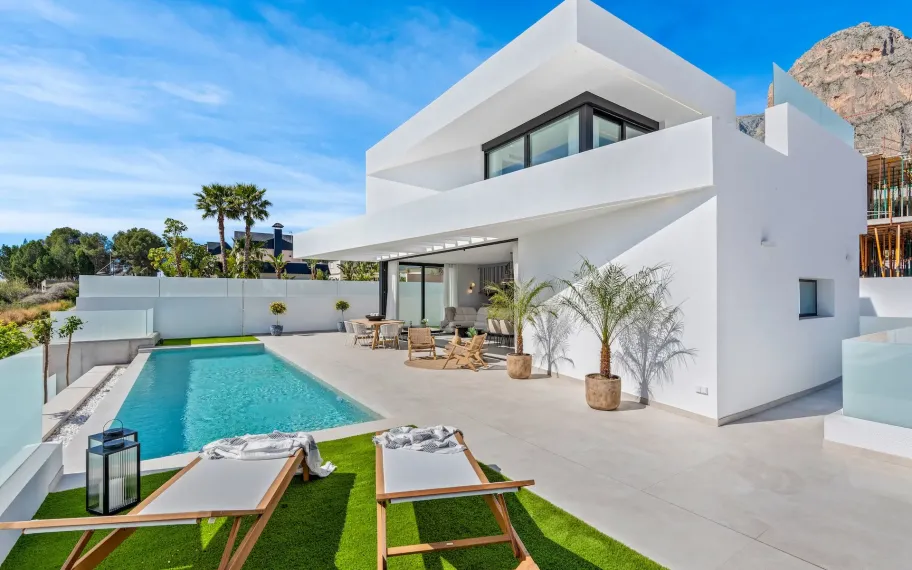 Moderne villa met kelder, zwembad en fantastisch panoramisch uitzicht in Polop