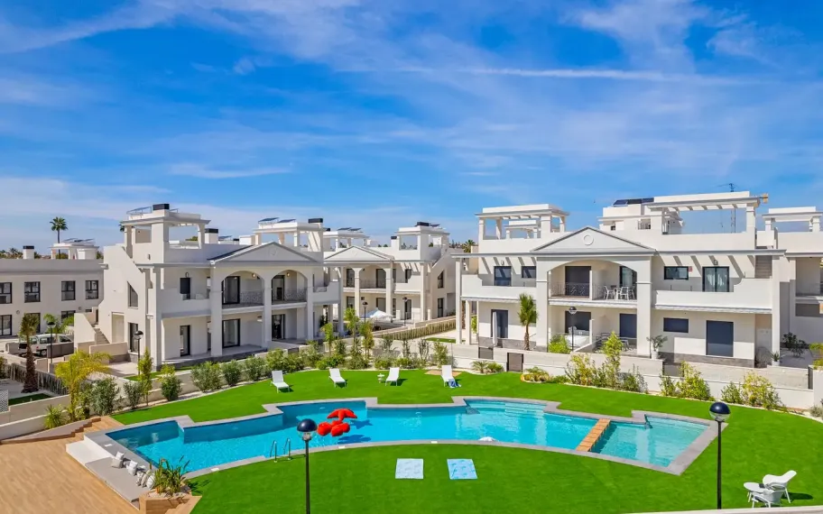 Key-ready apartment with garden for sale in Ciudad Quesada