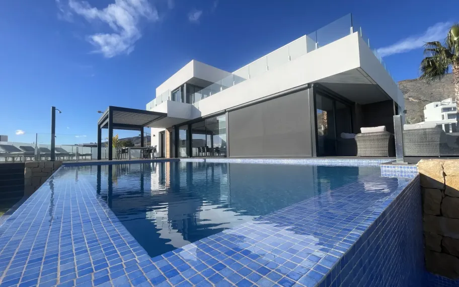 Moderne villa met privézwembad en spectaculair zeezicht te koop in Balcon de Finestrat