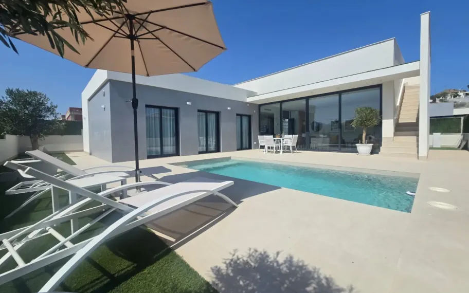 Villa met zwembad te koop vlakbij het strand in Almería