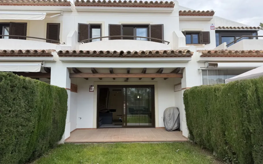 Modern 3-bedroom townhouse for sale in Sierra Cortina