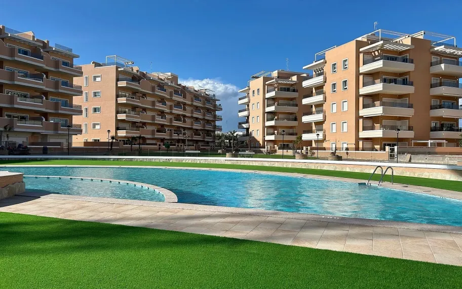 Penthouse mit 3 Schlafzimmern und Dachterrasse in El Raso zu verkaufen