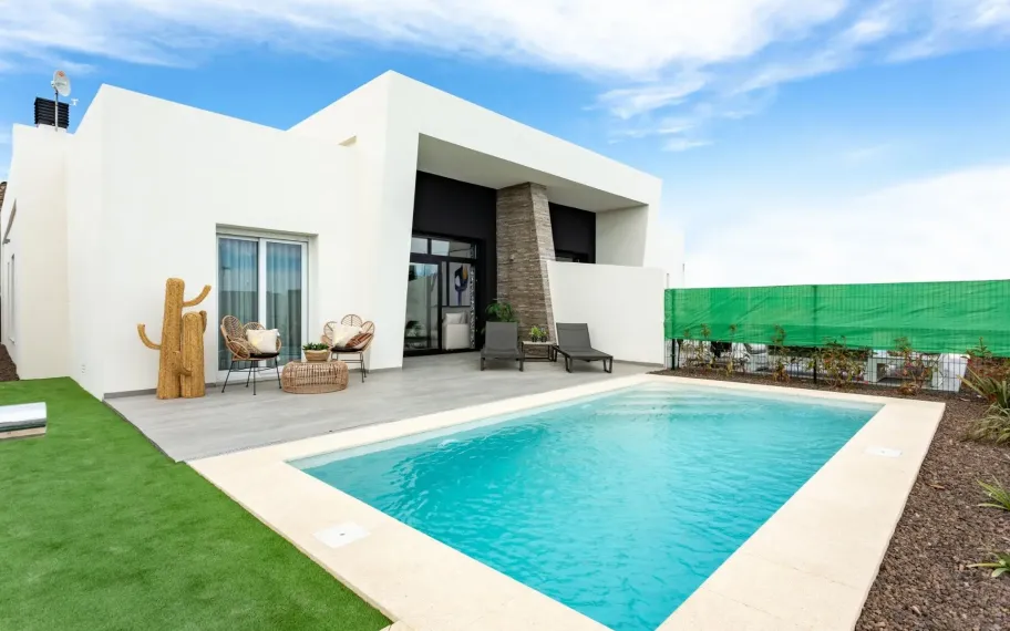 Semi-detached villa with private pool for sale in Algorfa