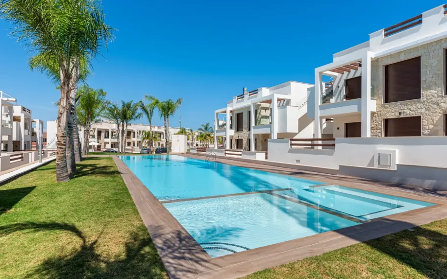 Modern apartments and penthouses with lake views in Los Balcones, Torrevieja