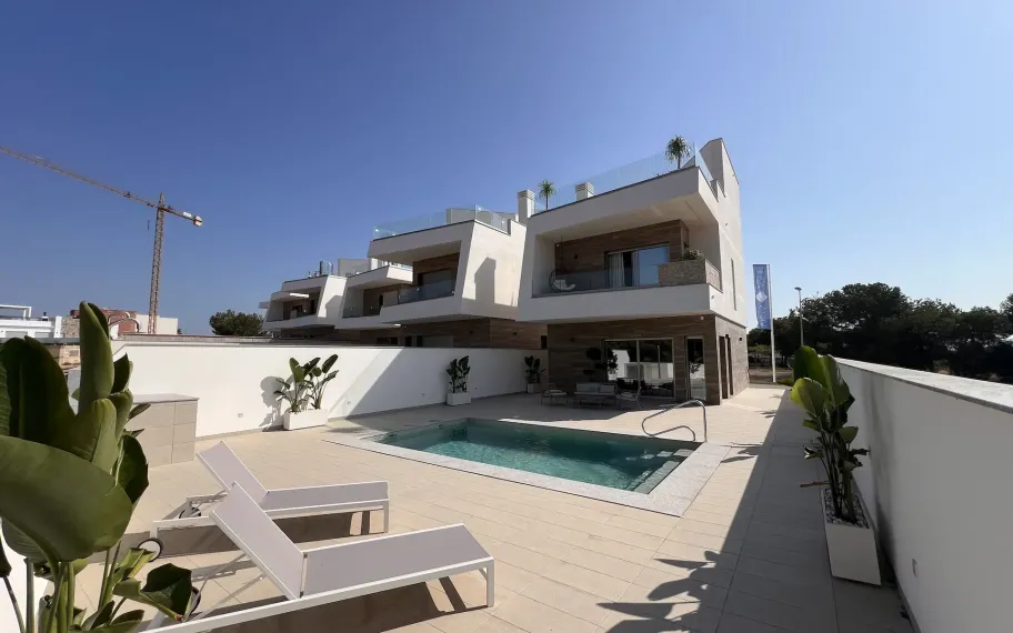 Frontline golf villas with private pool in Lo Romero Golf