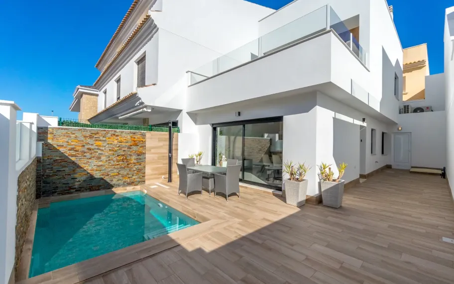 Detached villas in San Pedro del Pinatar with rooftop terrace and private pool